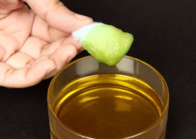 Ватка, смоченная в масле, поможет удалить чернила