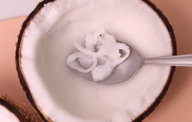 Внутреннюю часть можно соскрести ложкой