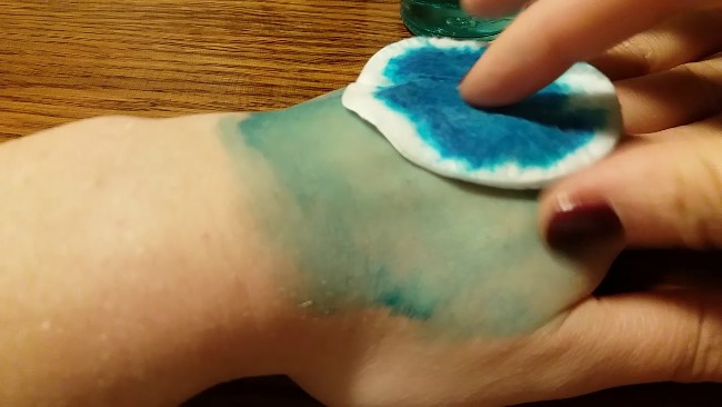 Воспользуйтесь средством для снятия лака