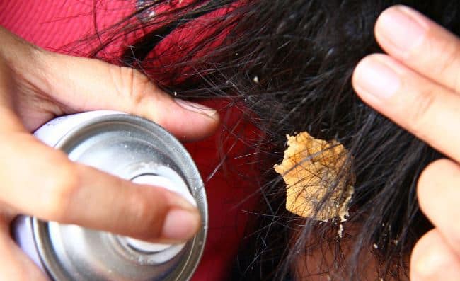 WD-40 обладает смазывающими свойствами и отлично отделит липкий кусок от волос