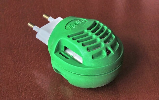 Это пластиковое приспособление со сменными пластинами или жидкостью