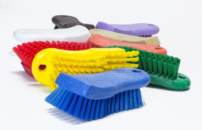 Жесткие щетки для очистки также не подходят
