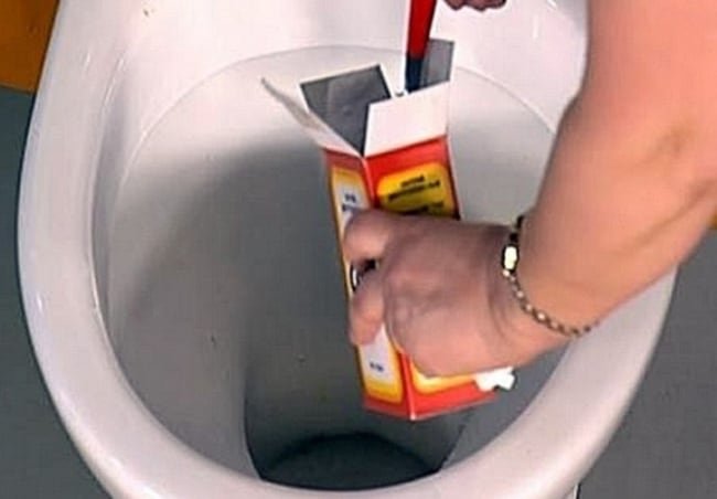 Засыпать соду можно непосредственно в унитаз