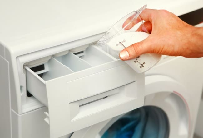 Засыпайте отбеливатель вместе с порошком