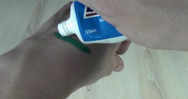 Зубная паста избавит от зелёного окраса не только зубы и язык, но и кожу рук и головы