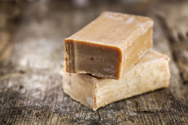 Протираем места загрязнения мыльным раствором