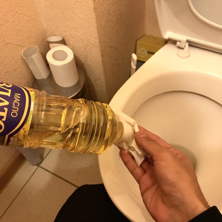 протирать маслом унитаз