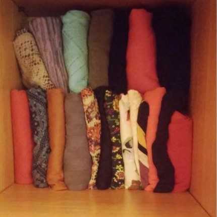 вещи сложены вертикально