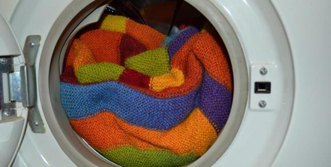 Если в машинке отсутствует режим стирки шерстяных изделий, то лучше сделать это вручную
