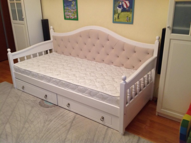 Односпальная кровать у стены