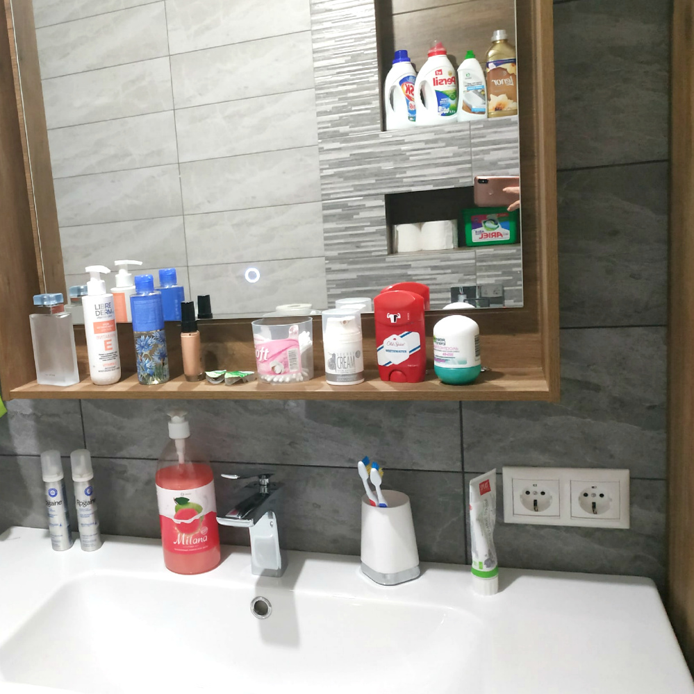 полка перегружена косметикой