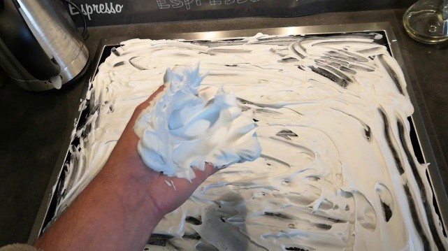 чистим противень пеной для бритья