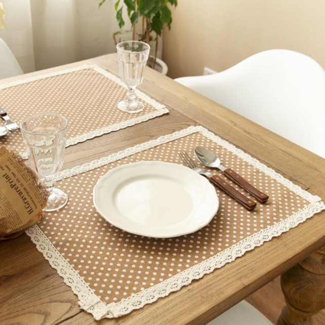 Салфетки на скатерти