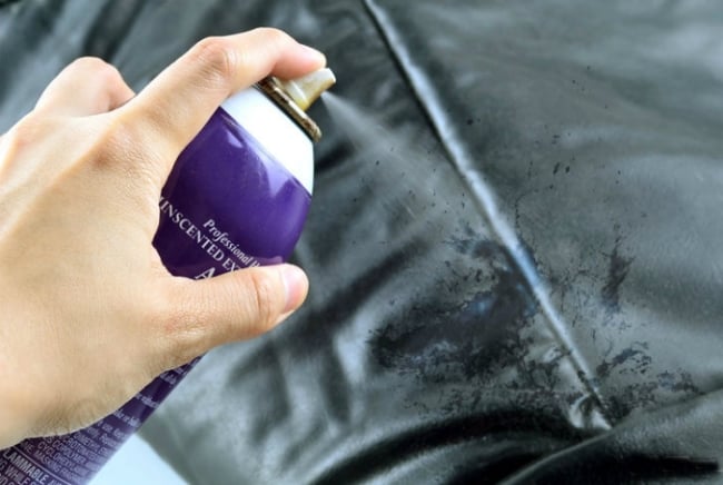 Кожаный диван испачкан чернилами