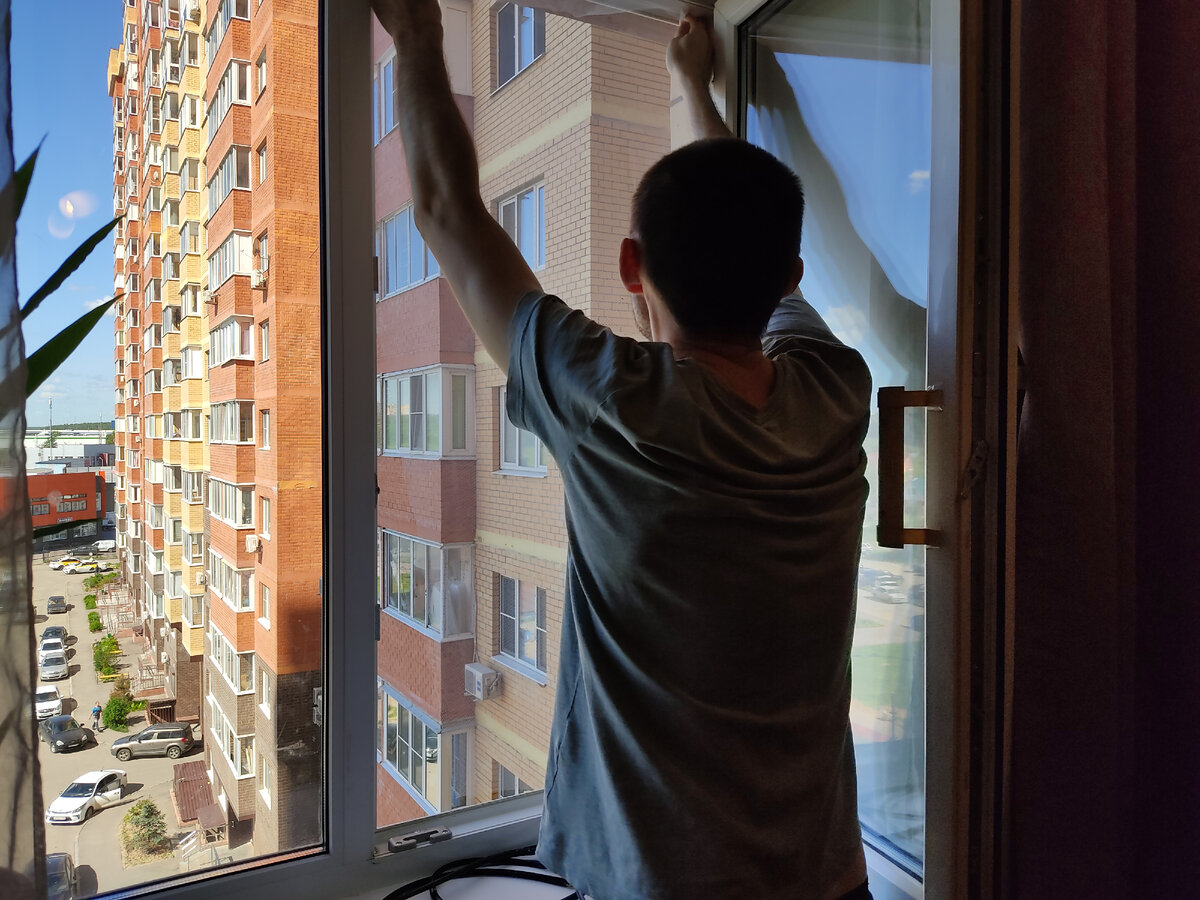 натягиваем москитную сетку сами