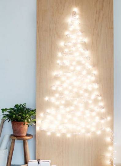 елка из огоньков на стене