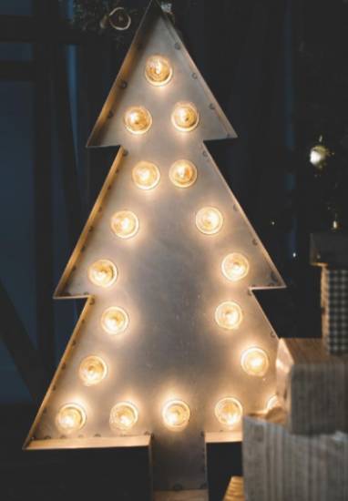 новогодняя атмосфера с помощью лампочек и металла