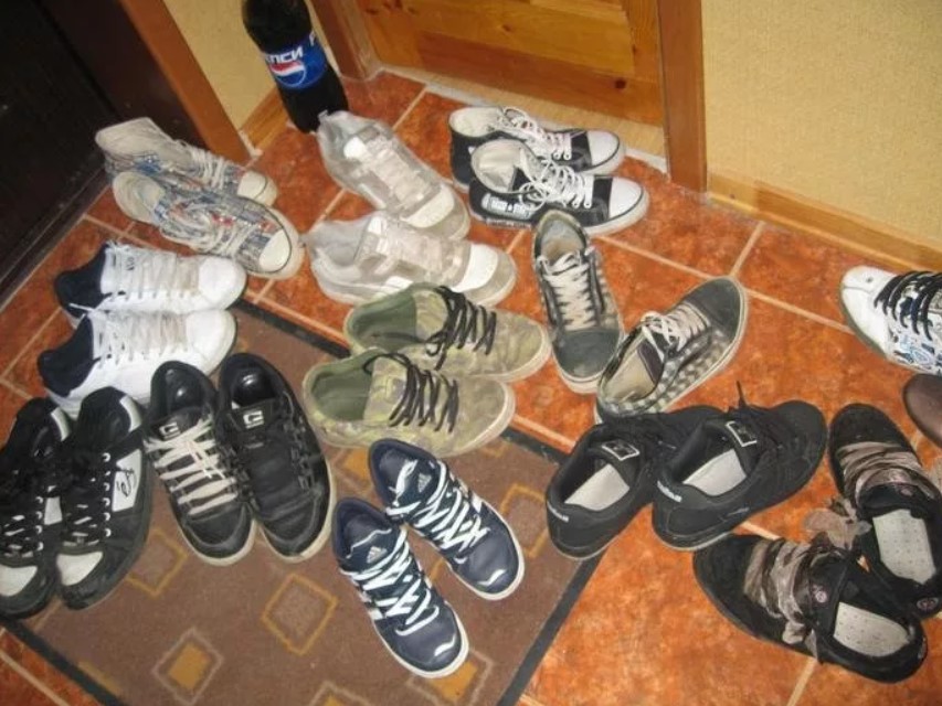 обувь разбросана