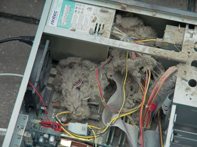 Системный блок в пыли