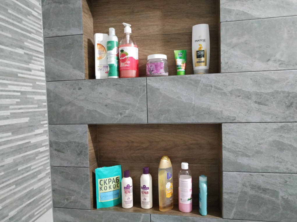 полка с флаконами