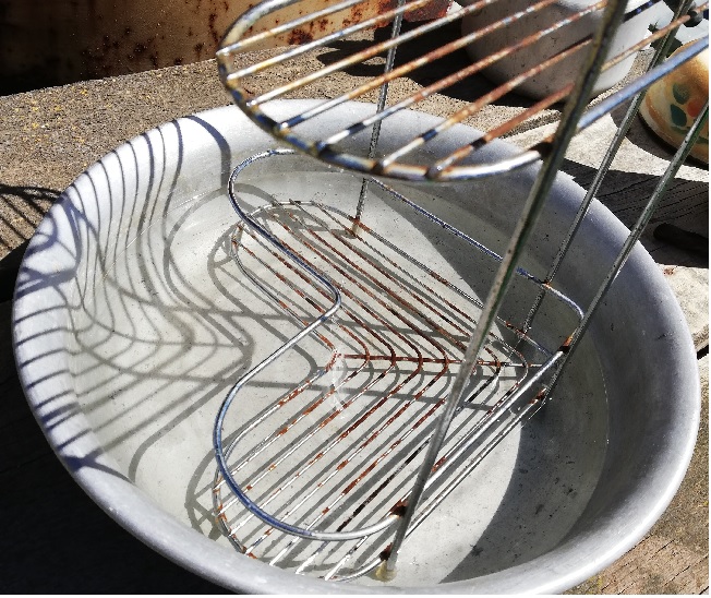 помещаем ржавую полку в таз